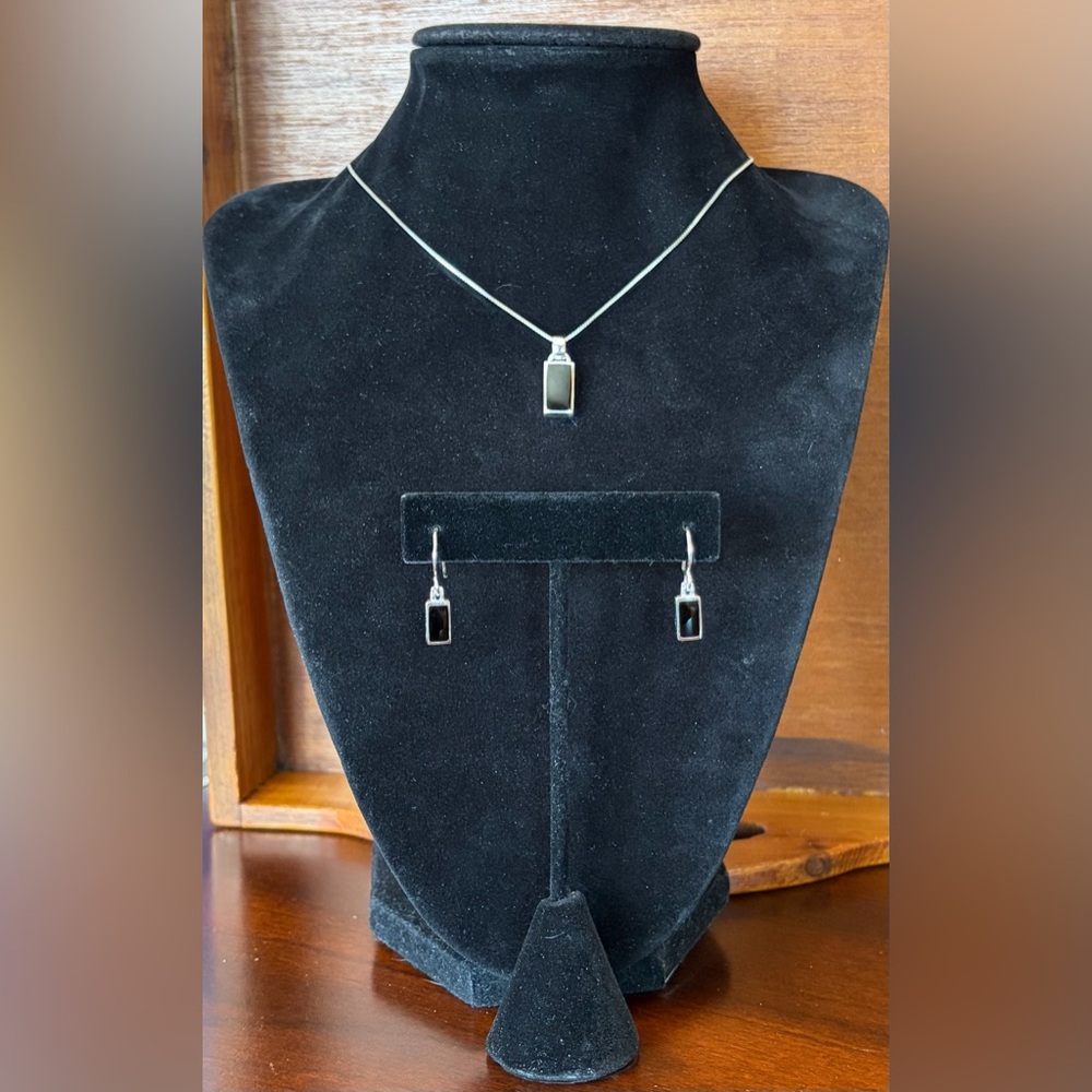 Onyx Su Thailand 925 earring necklace set $54